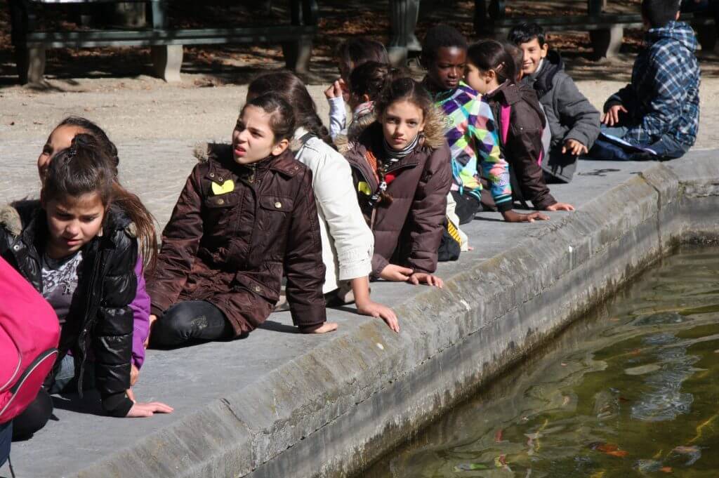 leerlingen aan een fontein in het Warandepark