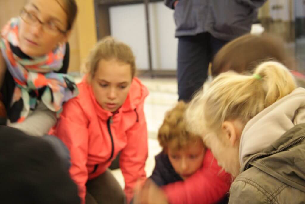 leerlingen doen een activiteit in de schoolbuurt