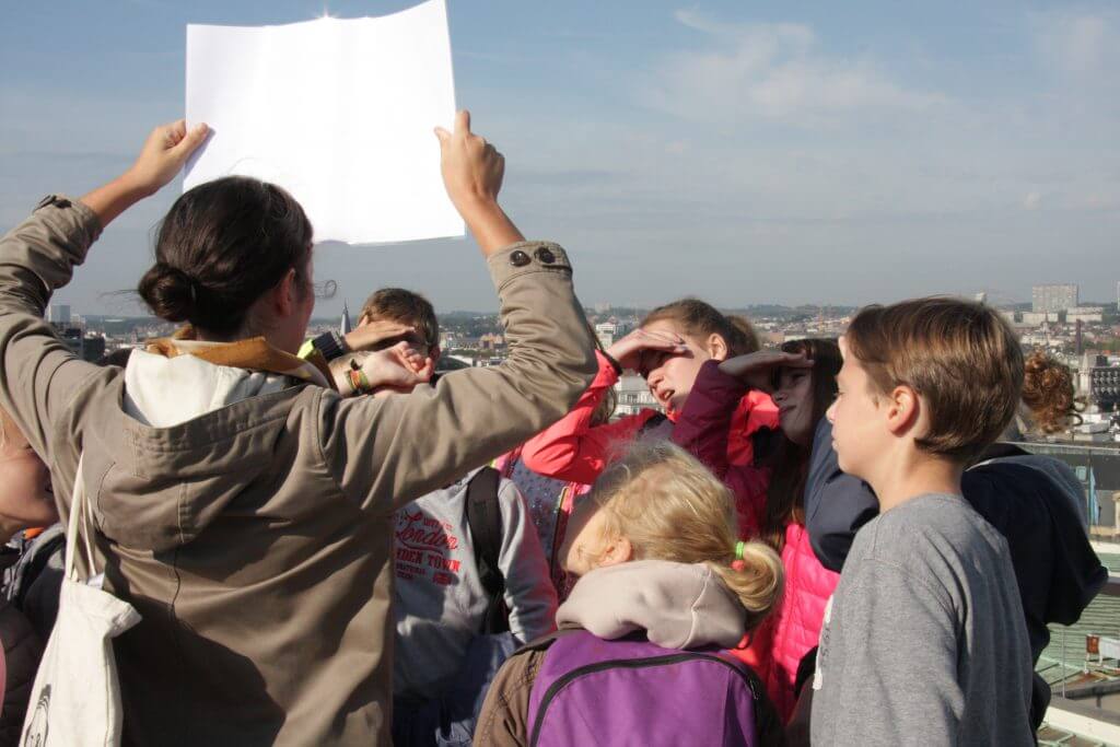 leerlingen doen een activiteit in de schoolbuurt