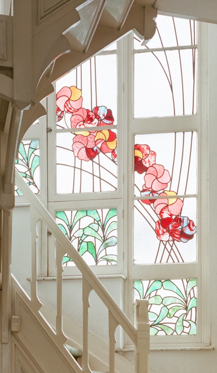 Glas-in-loodraam met bloemen- en plantenmotief in een Art Nouveauwoning in Elsene.