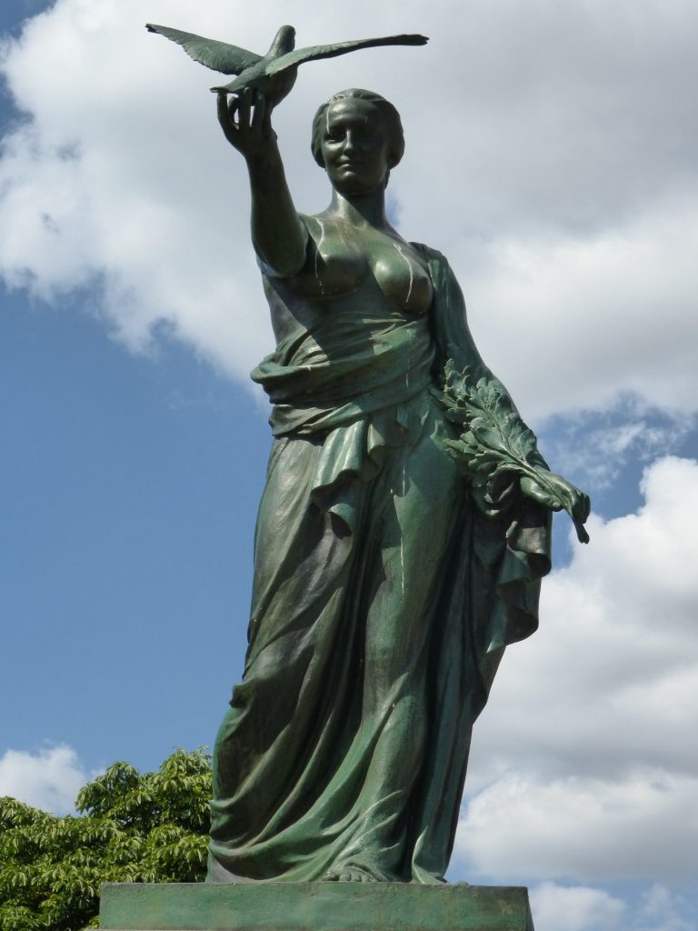 Monument voor de oorlogsduif - dame met duif